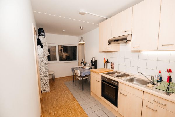 Voll ausgestattete Küche mit Essbereich im Studentenwohnheim Solar