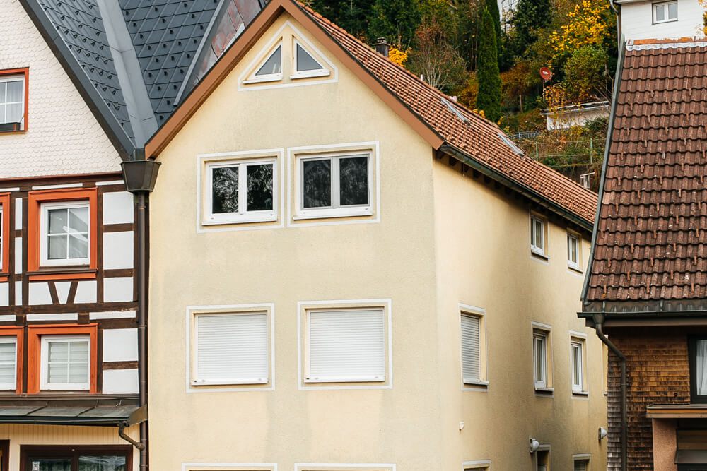 Parkbereich vor dem DreiGe Studentenwohnheim City in Furtwangen