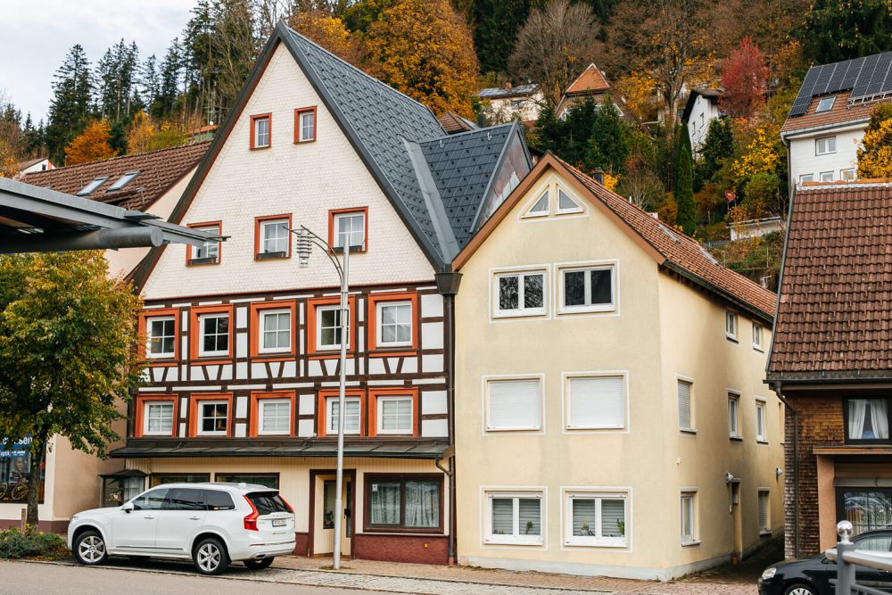 Blick auf das traditionelle Gebäude des DreiGe Studentenwohnheims City in Furtwangen
