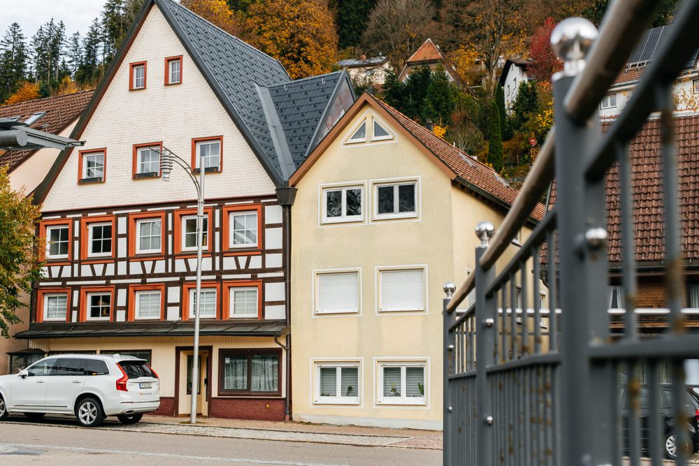 Nebenstraße mit Zugang zum DreiGe Wohnheim City in Furtwangen