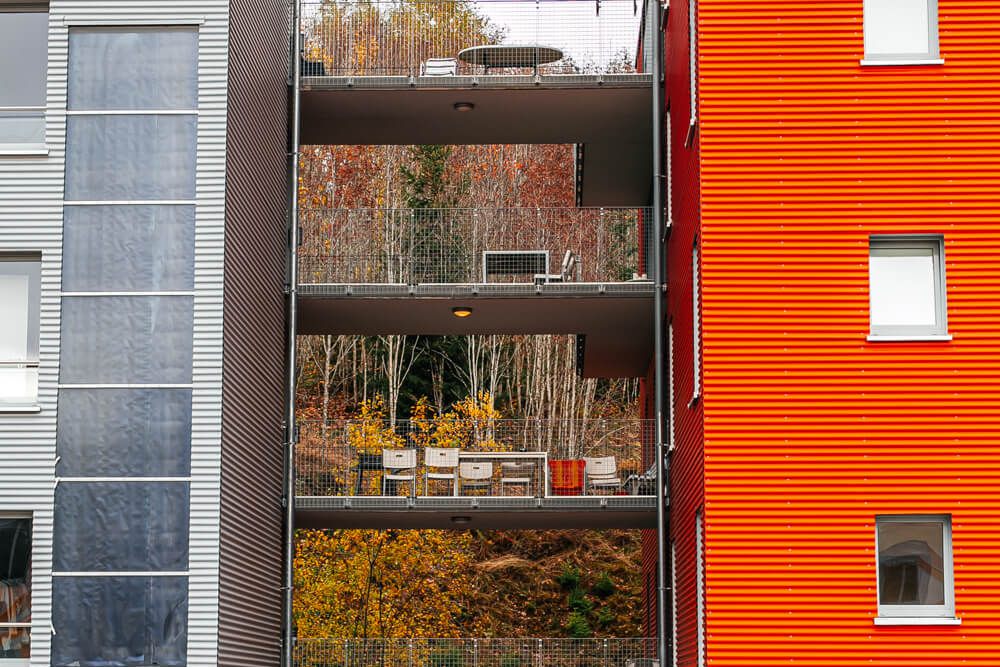 Überdachter Verbindungsgang zwischen zwei Gebäudeteilen des DreiGe Wohnheims Solar in Furtwangen