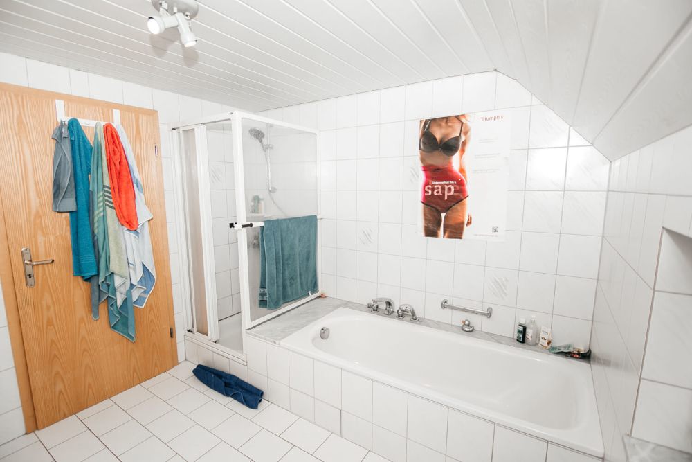 Geräumiges Badezimmer mit Badewanne und Duschkabine im Studentenwohnheim City, Furtwangen