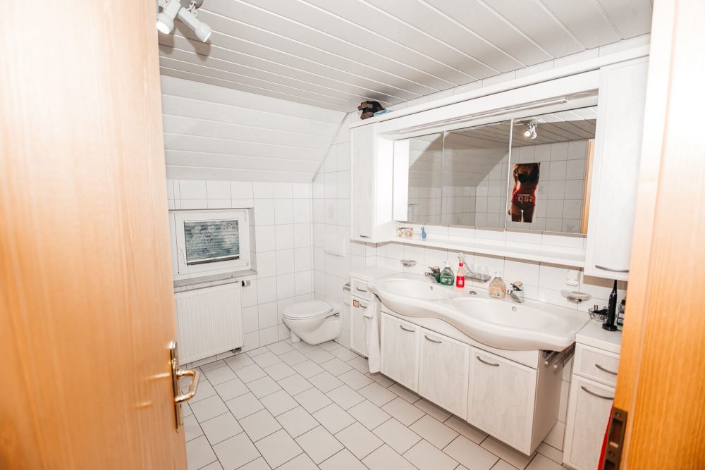 Voll ausgestattetes Badezimmer mit Toilette und Waschbecken im Studentenwohnheim City in Furtwangen