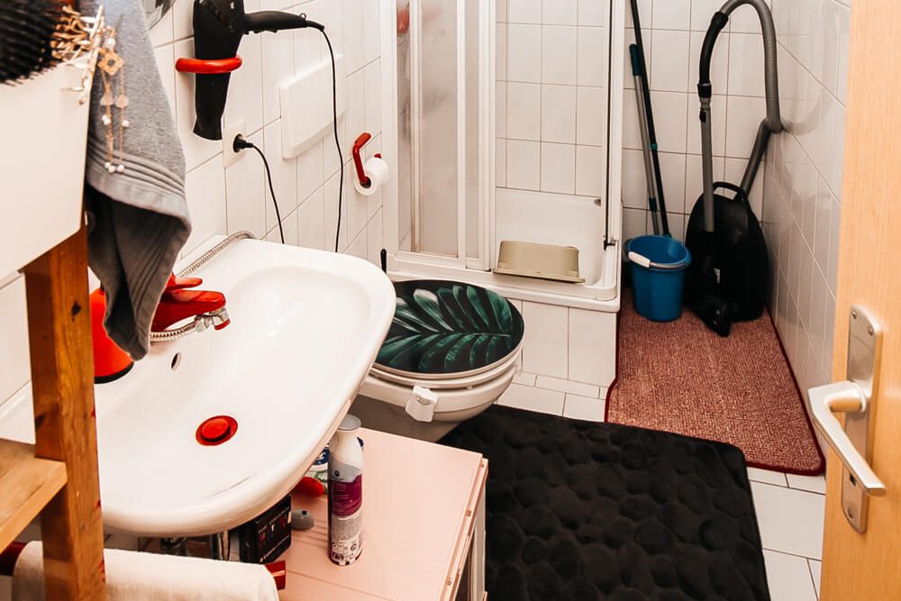 Praktisch eingerichtetes Badezimmer mit Duschkabine im Studentenwohnheim City in Furtwangen