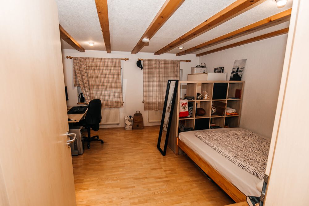 Gut ausgestatteter Arbeitsbereich im Einzelzimmer mit Holzregal im Studentenwohnheim City, Furtwangen