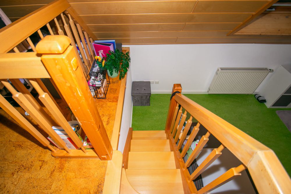 Blick von oben auf das Einzelzimmer mit Treppe im Studentenwohnheim City, Furtwangen