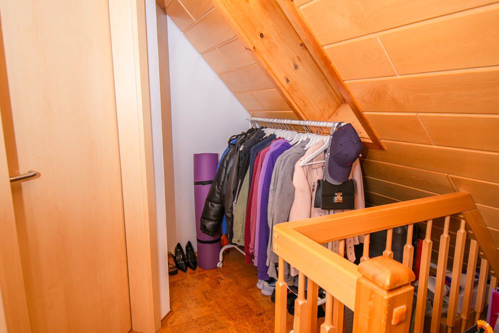 Obere Ebene für Kleidung und Aufbewahrung im zweistöckigen Einzelzimmer des Studentenwohnheims City, Furtwangen