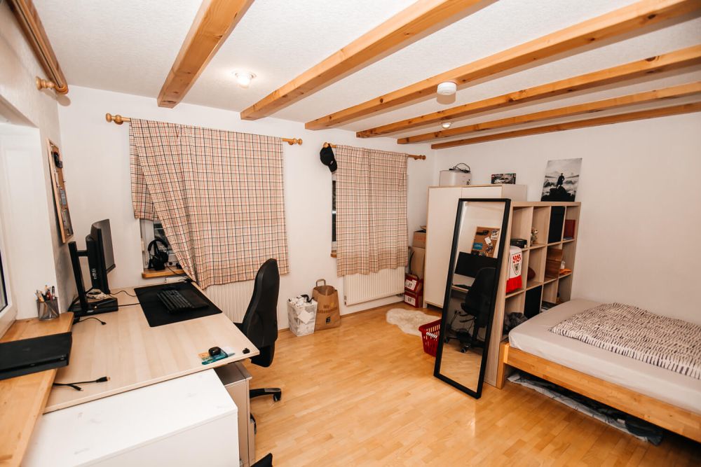 Voll möbliertes Einzelzimmer mit Schreibtisch und Bett im Studentenwohnheim City, Furtwangen