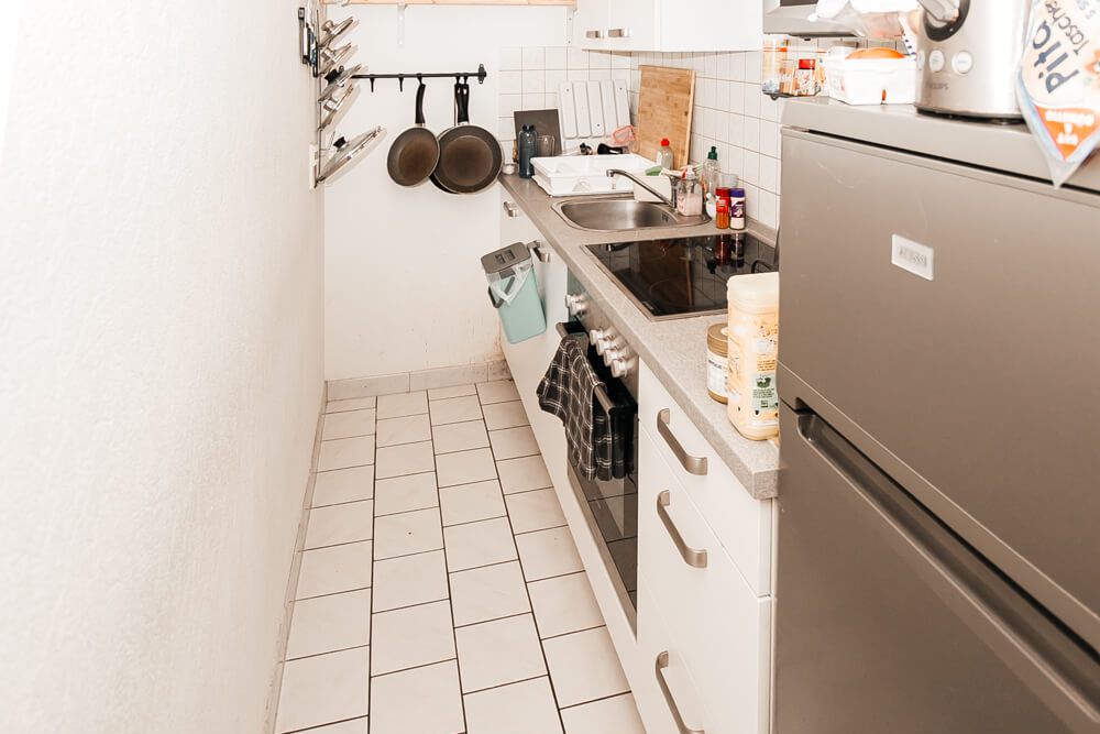 Kompakte Küchenzeile mit modernen Elektrogeräten im Studentenwohnheim City in Furtwangen