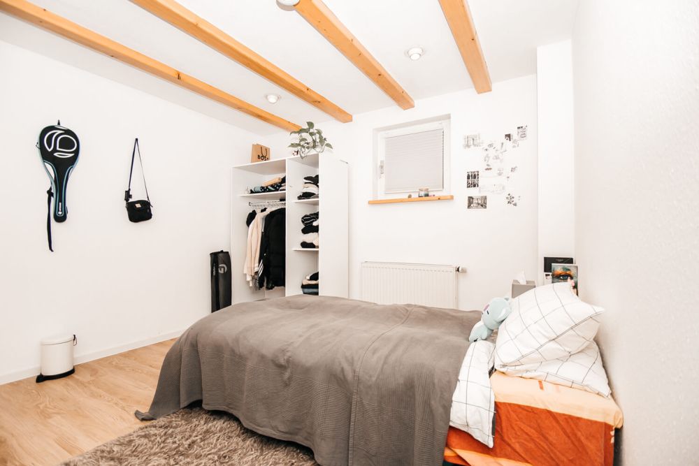 Modern eingerichtetes Schlafzimmer mit kreativer Wanddekoration im Studentenwohnheim City, Furtwangen