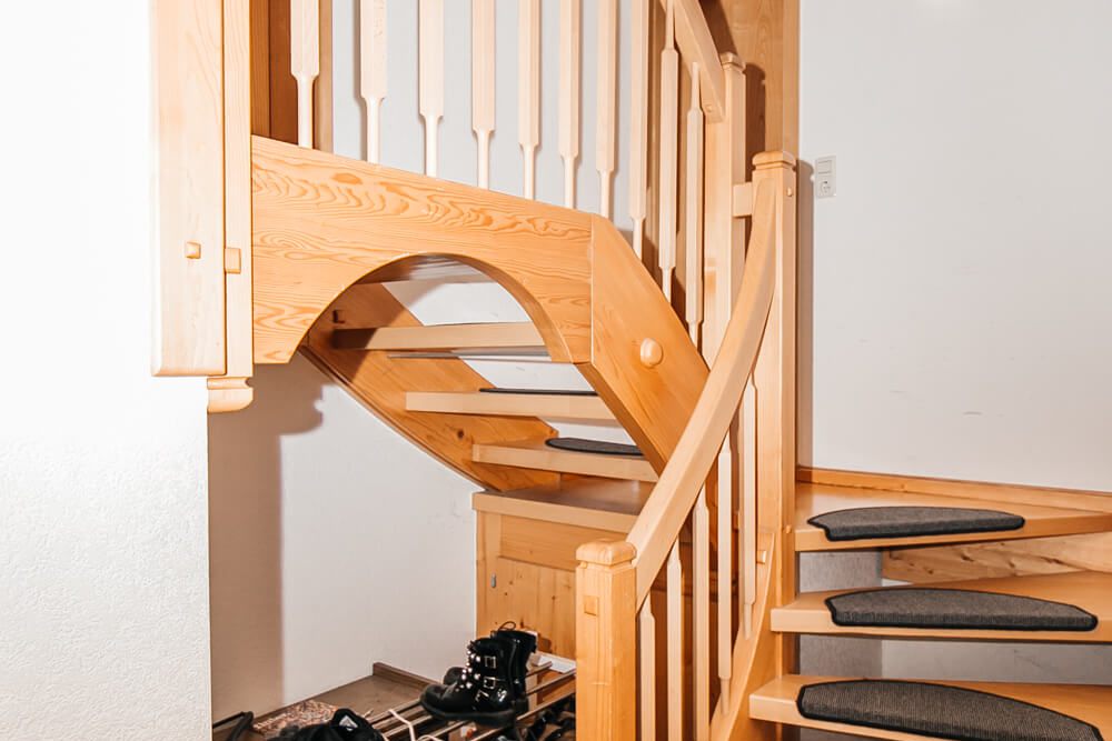 Geräumiges Treppenhaus mit Holzgeländer im Studentenwohnheim City, Furtwangen