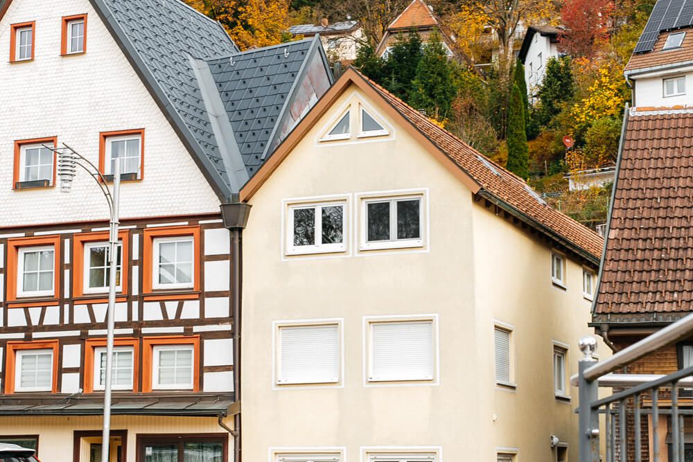 Detail der charmanten Fachwerkfassade neben dem DreiGe Wohnheims City in Furtwangen