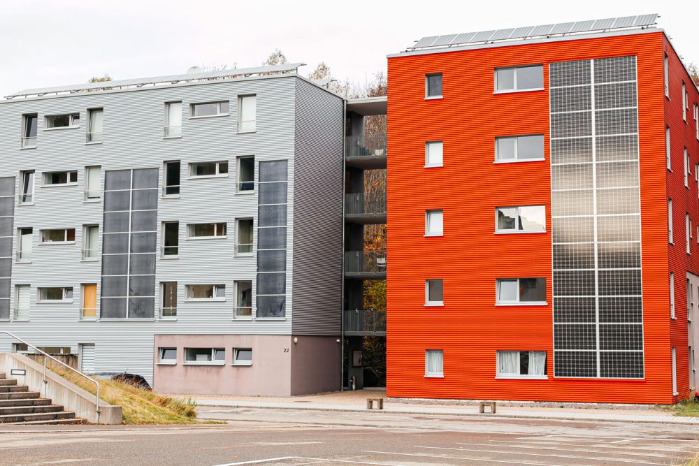 Die Vorderseite des DreiGe Wohnheims Solar in Furtwangen mit Parkplätzen