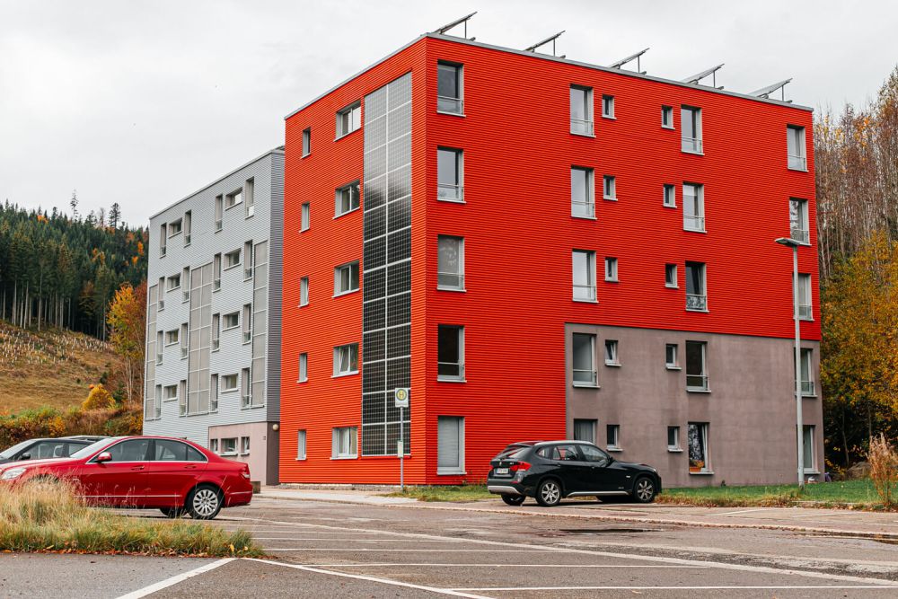 Außenansicht des modernen roten Gebäudes des DreiGe Wohnheims Solar in Furtwangen