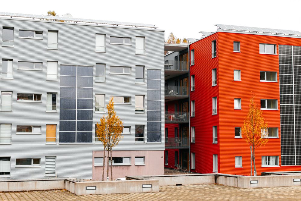 Ansicht der modernen metallverkleideten Fassade des Studentenwohnheims Solar in Furtwangen