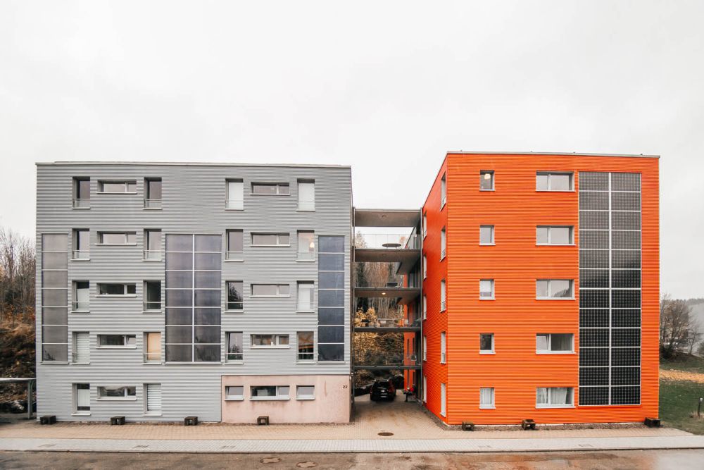 Ansicht des grauen Gebäudes des Studentenwohnheims Solar in Furtwangen bei Tageslicht