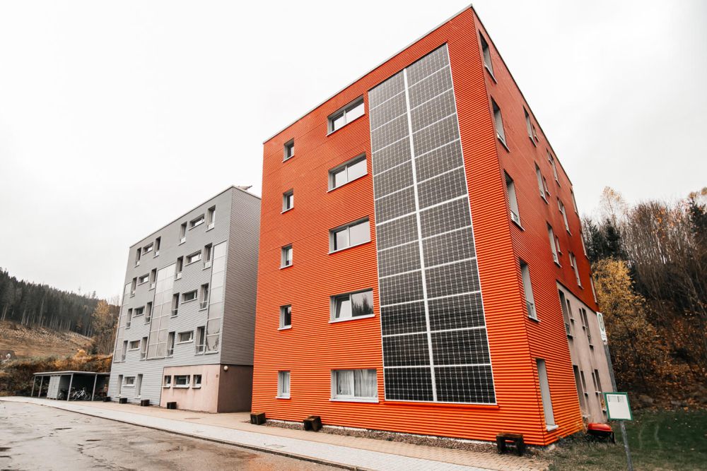 Ansicht des roten Gebäudes des Studentenwohnheims Solar in Furtwangen, modern und einladend