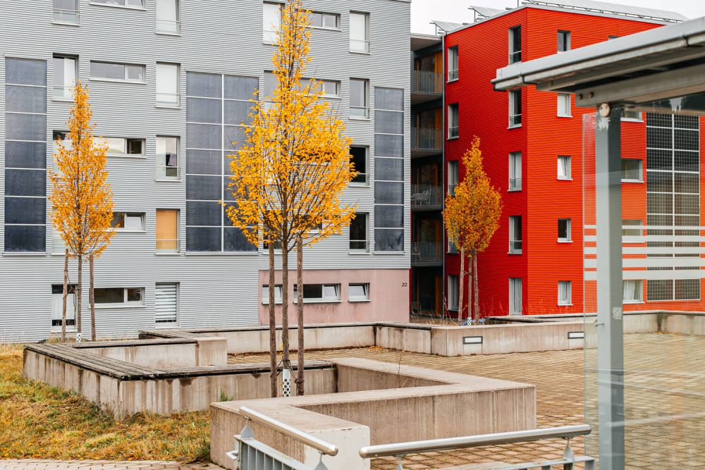 Gepflegter Außenbereich mit Sitzgelegenheiten am Studentenwohnheim Solar in Furtwangen