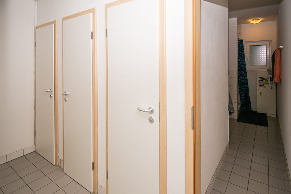 Mehrere abgetrennte Toilettenkabinen im Badezimmer des Studentenwohnheims Solar
