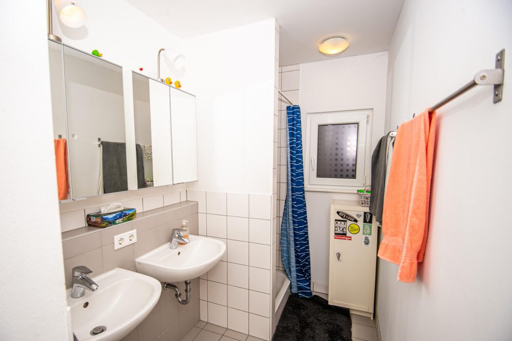 Modern ausgestattetes Badezimmer mit Dusche und Spiegelschrank im Studentenwohnheim Solar, Furtwangen