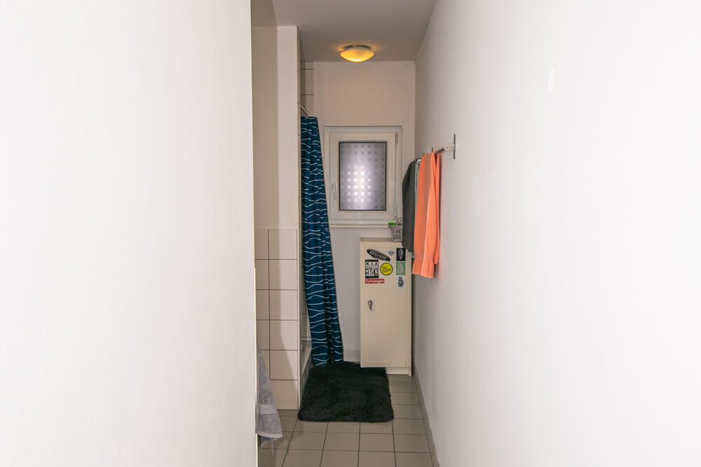 Eingangsbereich mit gefliestem Boden führt zum Badezimmer im Studentenwohnheim Solar