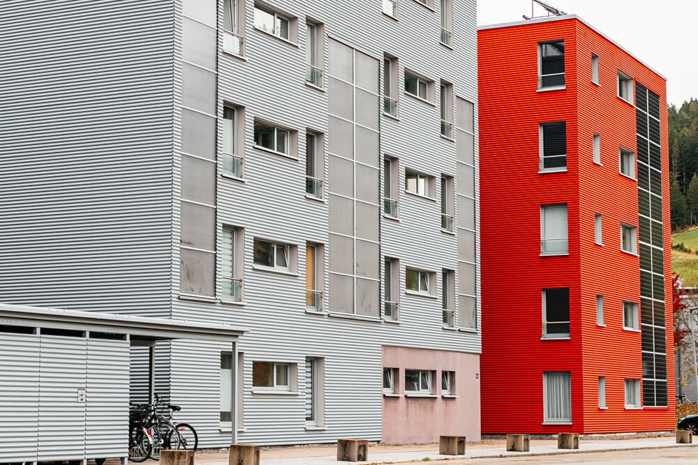 Eingang des Studentenwohnheims Solar mit Zugang zu Wohnungen und Gemeinschaftsräumen in Furtwangen