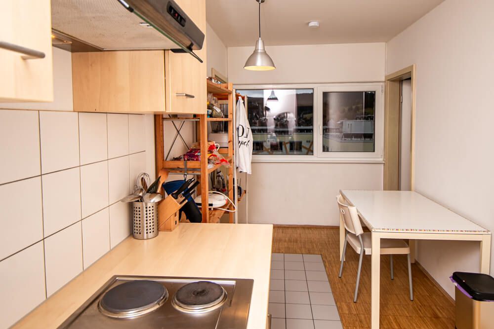 Küchenarbeitsfläche mit Einbaugeräten und Utensilien im Studentenwohnheim Solar