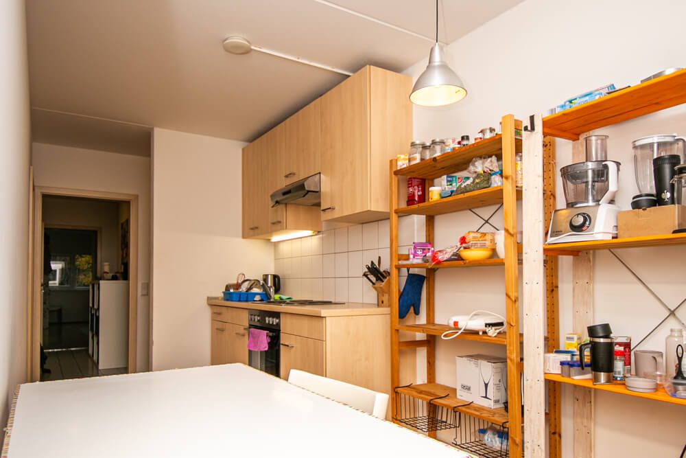 Küchenregal mit Lebensmitteln und Küchengeräten im Studentenwohnheim Solar
