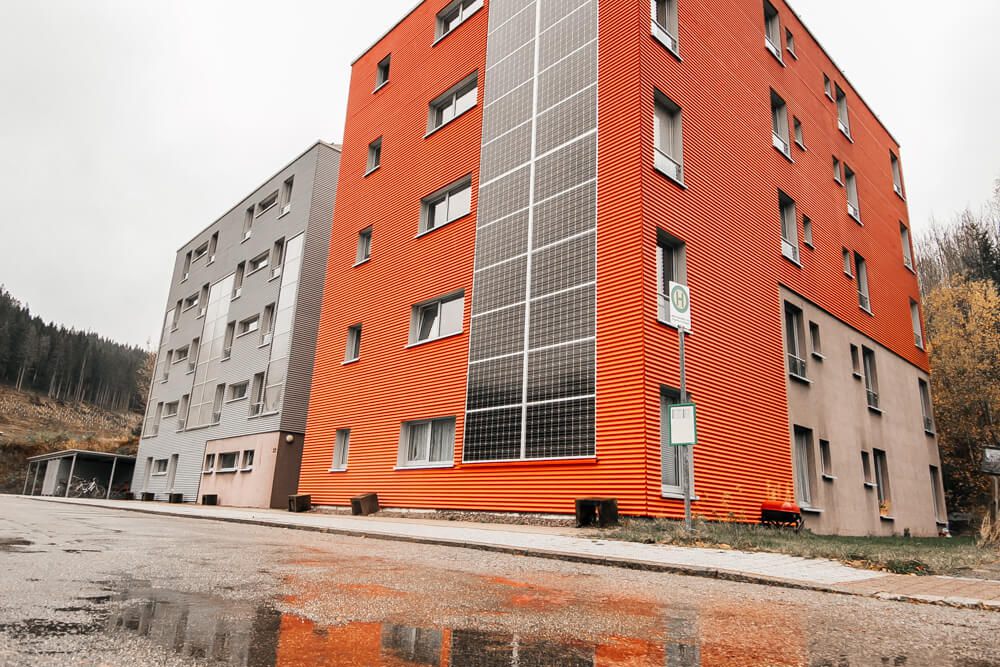 Das Studentenwohnheim Solar in Furtwangen mit seiner auffälligen roten Fassade und Solarpanelen