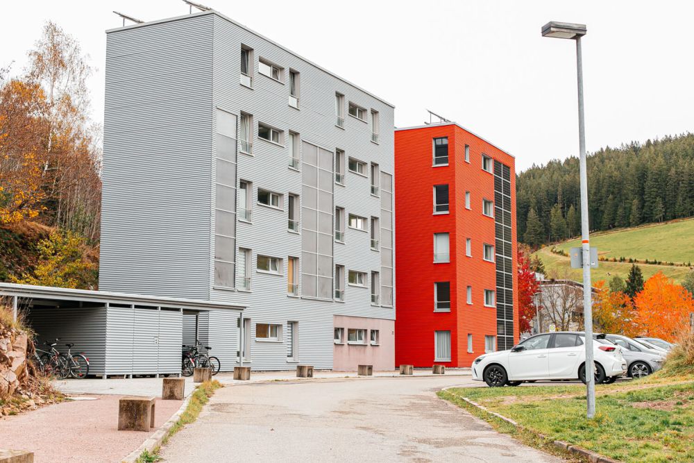 Parkplatz mit Autos und Fahrradabstellmöglichkeiten am Studentenwohnheim Solar in Furtwangen