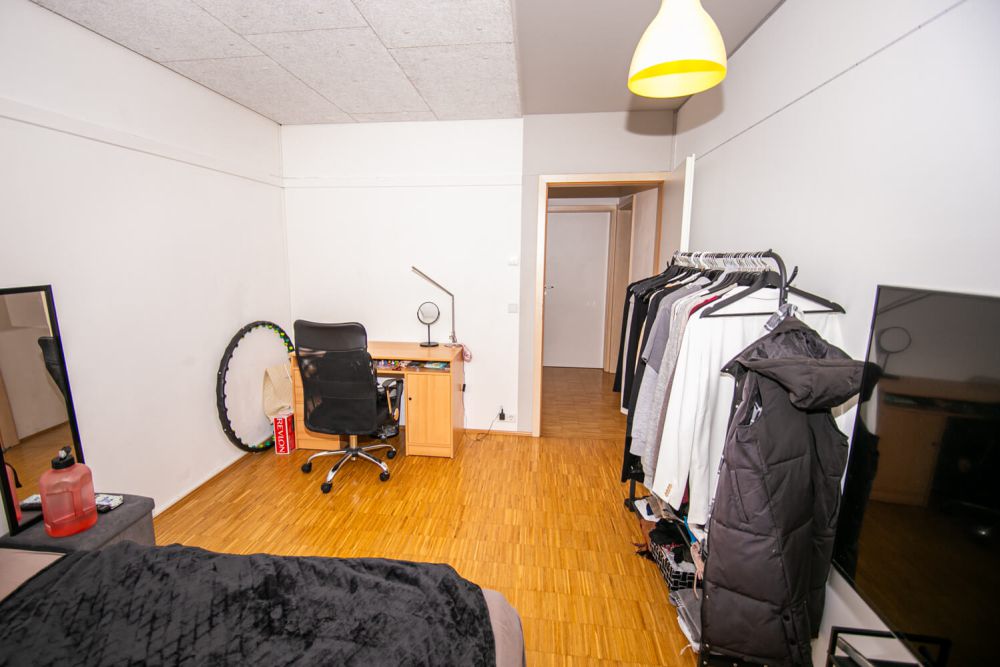 Schlafzimmer im Studentenwohnheim Solar mit Schreibtisch und Kleiderständer