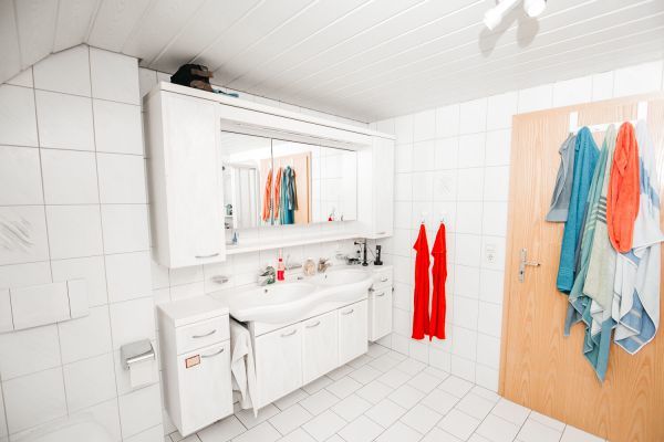 Großes Badezimmer mit Doppelwaschbecken und Spiegeln im Studentenwohnheim City in Furtwangen