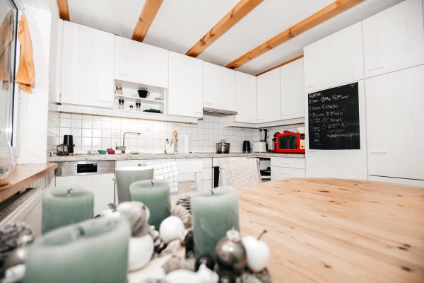 Helle Gemeinschaftsküche mit Tafel und modernen Küchengeräten im Studentenwohnheim City, Furtwangen