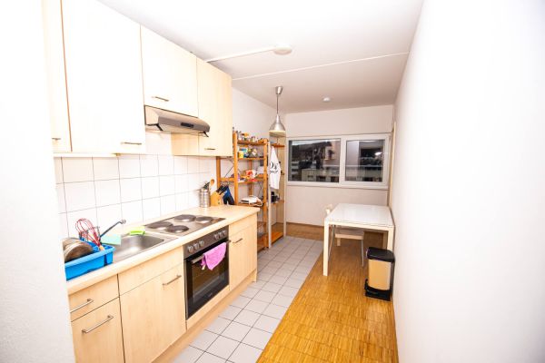 Helle und geräumige Küche im Studentenwohnheim Solar mit modernen Geräten und Essbereich
