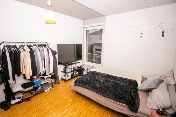 Komfortables Schlafzimmer mit Bett und TV im Studentenwohnheim Solar, Furtwangen